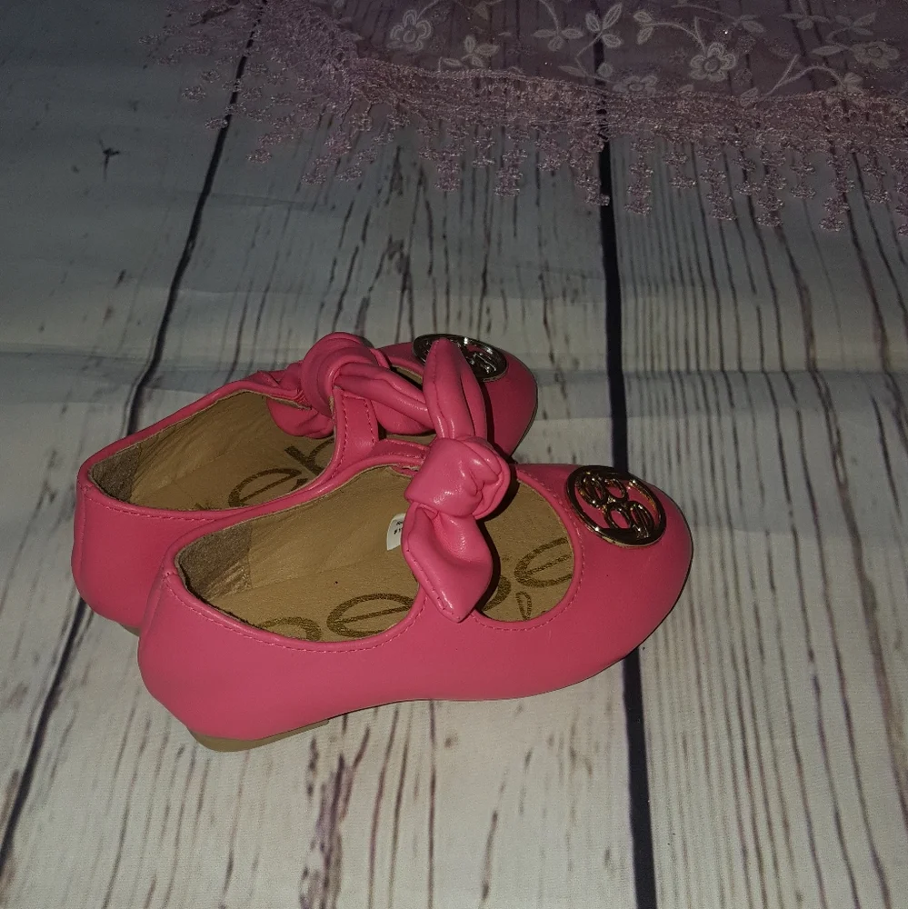 Girls size 6 Bebe slip on flats EUC
